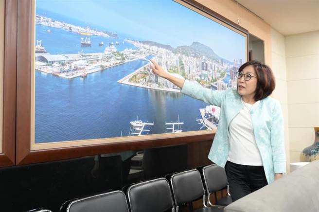 民进党籍高市议长康裕成今（1）日自曝，「为何我都穿长裤？」她提到，曾被不认识的男性对她的窄裙品头论足，觉得很不被尊重，还瞪他一眼，「我穿什么干你什么事？」（柯宗纬翻摄）