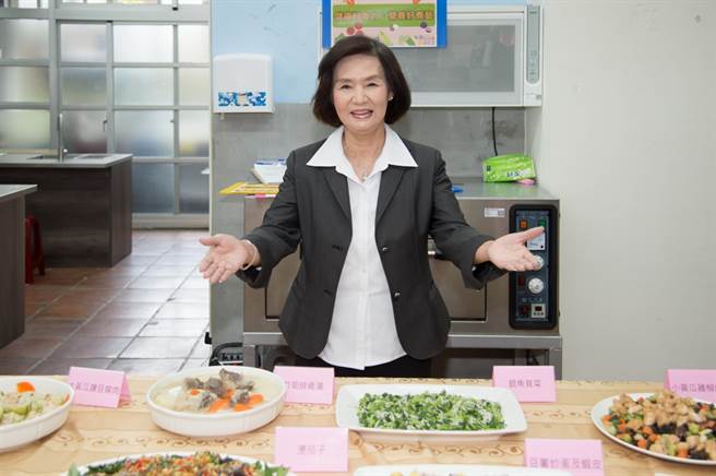 宜兰县推出「长青食堂2.0─健康好食力·营养好煮艺」计画，为长青食堂设计25道夏季菜单，县长林姿妙盼能让长者吃得营养、吃得健康。（宜兰县政府提供）