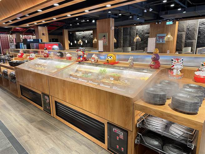 夯下去烧肉自助吧提供丰富蔬菜、饮品、冰品等。（马辣集团提供）