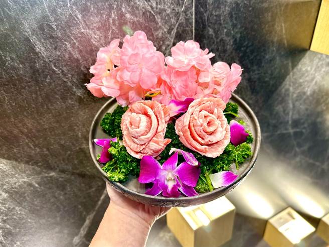 到夯下去烧肉新竹经国店用餐，当日只要在Google留下五星好评即赠「西班牙顶级Bellota松阪猪」一份。（马辣集团提供）