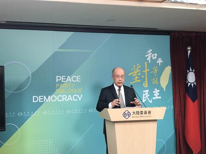 陆委会副主委詹志宏1日在例行记者会上公布民调结果。（朱绍圣摄）