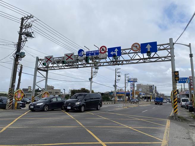 桃园市大园市区往大园交流道方向，中正东路上的调拨车道，交通局会勘后决议撤除，预计6月底前完成，提醒用路民眾注意。（蔡明亘摄）