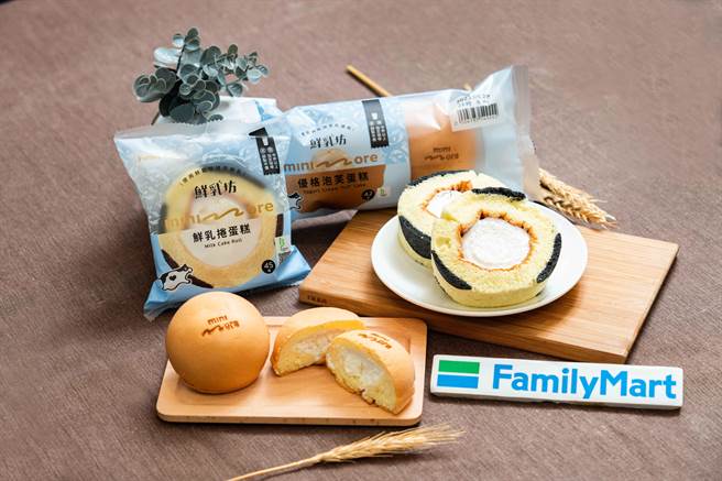 全家甜点类主打minimore优格泡芙蛋糕、鲜乳卷蛋糕，42元起，27日前搭指定中杯以上咖啡品项享半价好康。（石智中摄）