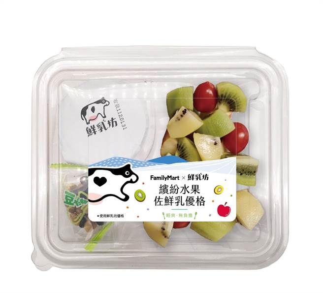 全家「缤纷水果佐鲜乳优格」109元，包含富士苹果、小番茄、奇异果、金钻凤梨，再搭鲜乳坊优格和坚果颗粒，堪称消暑的水果飨宴。（全家提供）