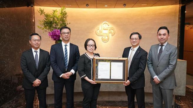 （右起KPMG安侯建业执行长吴麟、中租控股策略长廖英智、BSI英国标准协会协理洪诗岚、KPMG安侯建业执行副总经理朱成光及签证会计师吴赵仁。图／中租控股提供）