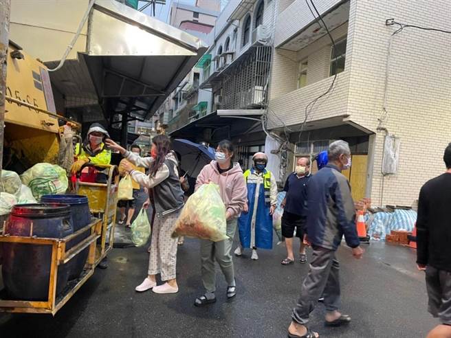 桃园市八德区大仁、大明里及龟山区迴龙、龙华里共4里从2021年10月起试办专用垃圾袋。（桃园市环保局提供／陈梦茹桃园传真）