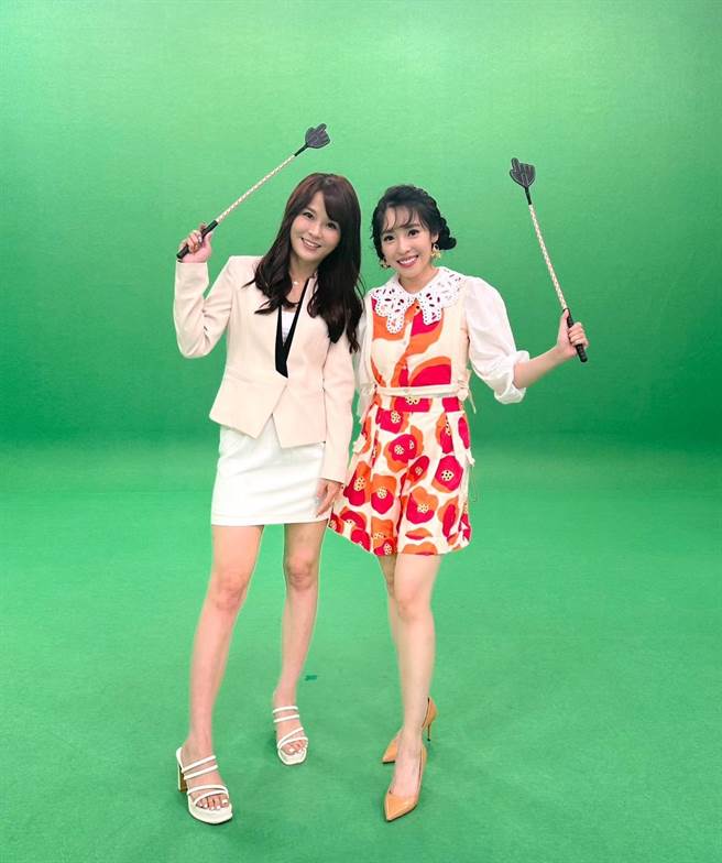 丢丢妹（左）与主播沈泳吟搭檔共同播报新闻。（壹电视提供）