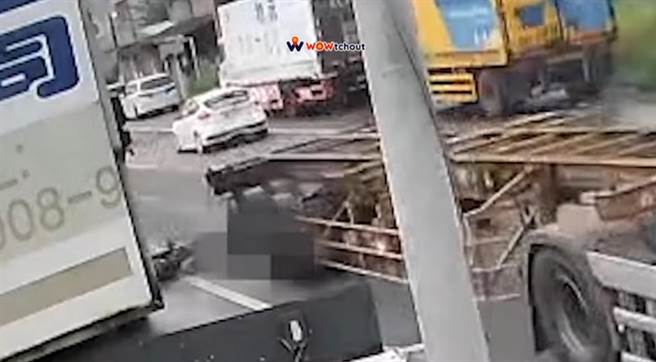 桃园杨梅幼狮路二段5月31日发生惊险车祸，机车骑士闪货车自摔倒地，差点卷入联结车底部。（翻摄自YouTube频道「WoWtchout - 地图型行车影像分享平台」）