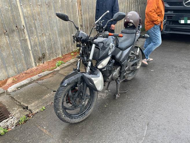 桃园杨梅幼狮路二段5月31日上午发生一起惊险车祸，机车骑士闪货车自摔倒地，差点卷入行驶中的联结车底，所幸骑士仅身体擦挫伤。（翻摄照片／蔡明亘桃园传真）