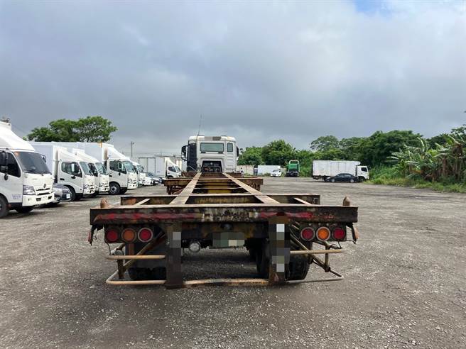 桃园杨梅幼狮路二段5月31日发生惊险车祸，机车骑士闪货车自摔倒地，差点卷入联结车底部，经检测驾驶酒测值皆为0，详细肇事原因待厘清。（翻摄照片／蔡明亘桃园传真）