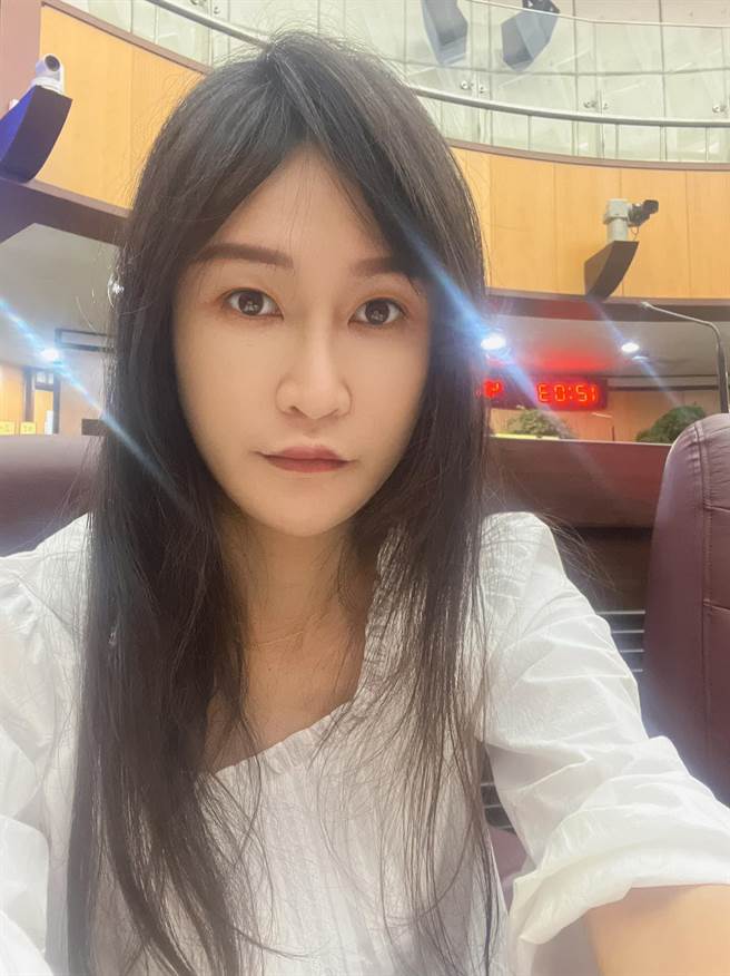 民进党桃园市议员黄琼慧声援女党工，她说，性别平等意识不能只是口号，请党内好好妥善处理后续。并引用「人选之人」中，主角翁文芳的台词「我们不要就这样算了」。（摘自脸书）