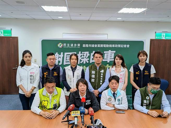 基隆市议会民进党团1日召开记者会，痛批基隆市长谢国梁撤四接核准函的做法是为反对而反对。（张志康摄）