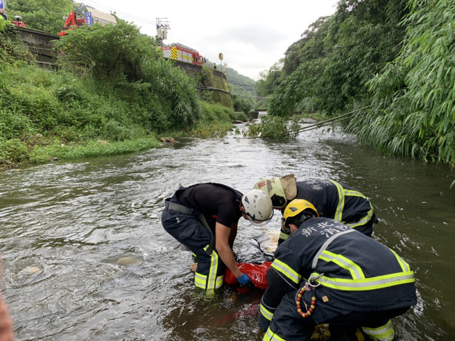 夜校生撞护栏喷飞坠水沟。（翻摄画面）