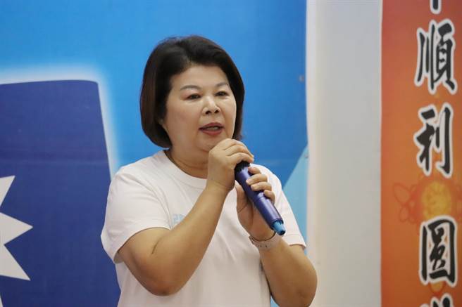 国民党嘉义市立委拟参选人张秀华今在党部举行的介绍会上，指她长期为食安把关，包括莱猪议题，引来蓝绿战火。（吕妍庭摄）