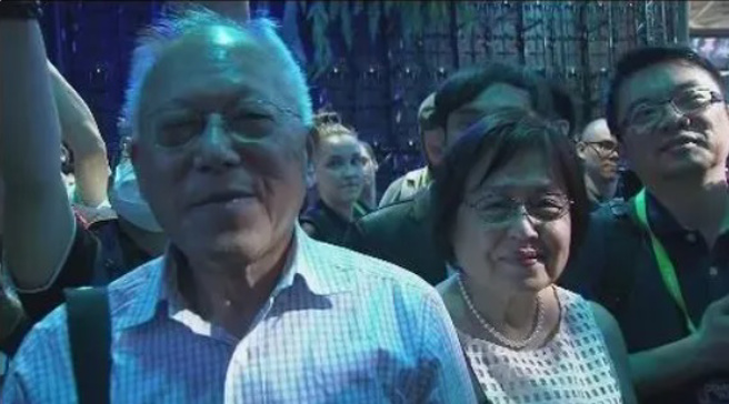 黄仁勋父母陪同他一起逛电脑展。（图/中视提供）