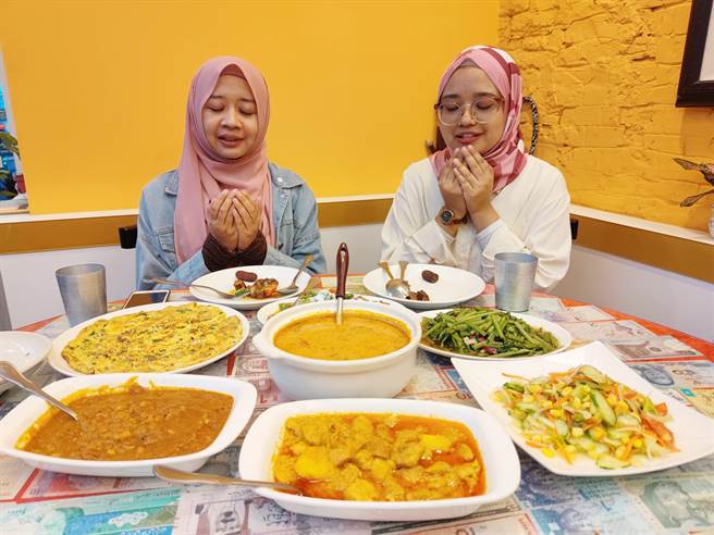 穆斯林旅客享用清真认证饮食。（北市观传局提供／张芷瑜台北传真）