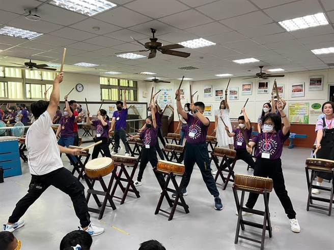 马来西亚2所学校24节令鼓团日前来到台中大肚区山阳国小进行交流，学生们互相展示鼓艺、分享学习成果。（山阳国小提供／潘虹恩台中传真）