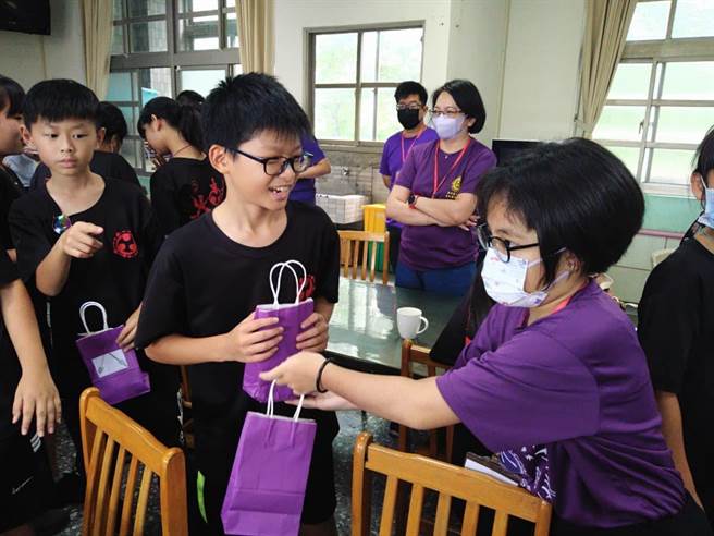 马来西亚2所学校24节令鼓团日前来到台中大肚区山阳国小进行交流，学生们大方交流，互相分享学习成果。（山阳国小提供／潘虹恩台中传真）
