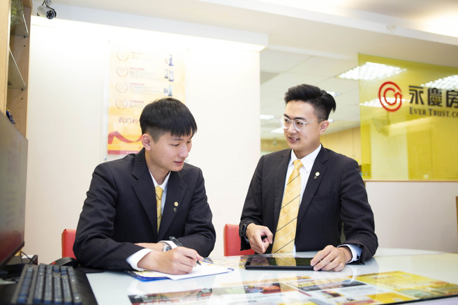 即使是无房产经验的新人，在永庆房屋「一对一师徒制」培训下，也能快速上手业务工作。（图/永庆房屋提供）