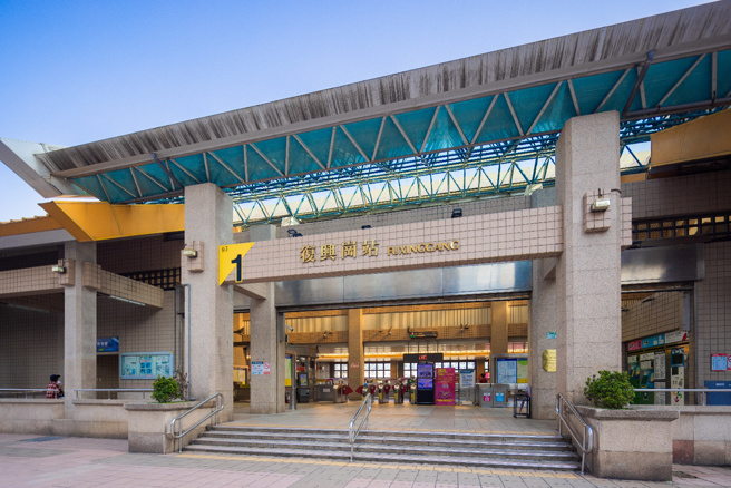 復兴岗站生活圈不仅坐享台北市黄金门牌，单价还相较新北市亲民。文教绿海特区，日常生活机能皆备。（图/甲山林集团提供）