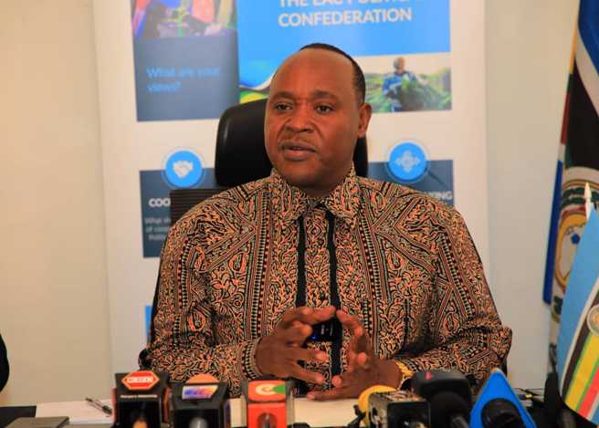 东非共同体秘书长马图基博士（Hon. Peter Mathuki）向媒体发表讲话。（东非盟授权使用）