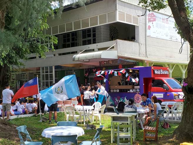 瓜地马拉咖啡车1日前进虎尾镇光復国小，瓜地马拉驻台大使巴迪亚穿着围裙分送咖啡。（周丽兰摄）