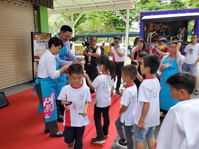 瓜地马拉驻台大使巴迪亚伉俪亲自招待小朋友吃冰淇淋。（周丽兰摄）