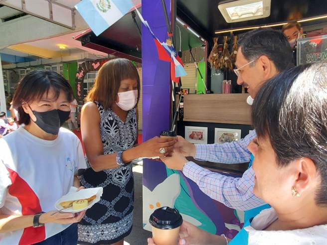 瓜地马拉驻台大使巴迪亚伉俪分送该国咖啡给来宾，照片中两位来宾是光復国小英文老师。（周丽兰摄）