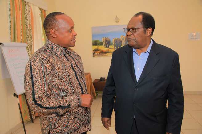 东非共同体秘书长马图基博士（Hon. Peter Mathuki）（左）奥多基法官（Benjamin Odoki）（右）（东非盟授权使用）