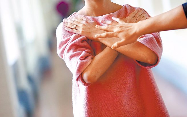 根据卫福部性骚扰防治统计：职场性骚扰未申诉比率约在70％至80％左右。图为示意画面，非当事人。（本报资料照片）