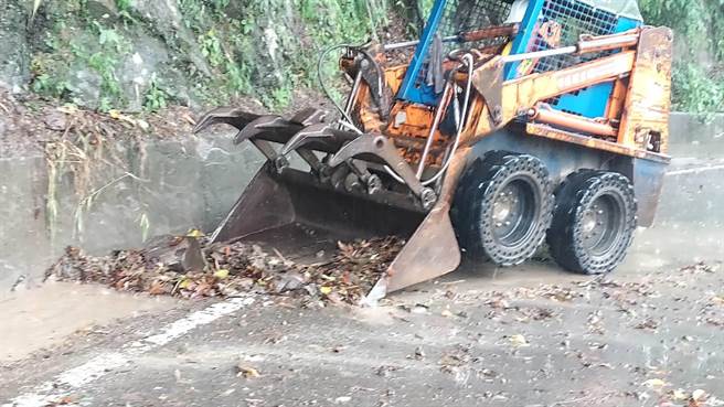 玛娃颱风外围环流影响，台7线发生6处坍方，经復兴工务段紧急抢修，都已恢復通车。（市府提供／蔡依珍桃园传真）