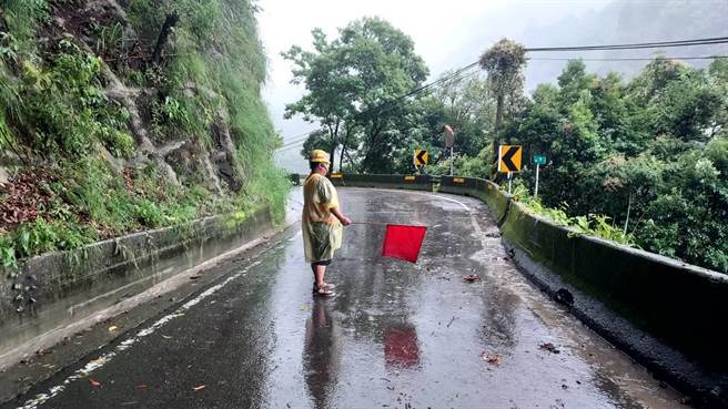 玛娃颱风外围环流影响，台7线发生6处坍方，经復兴工务段紧急抢修，都已恢復通车。（市府提供／蔡依珍桃园传真）