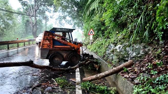 玛娃颱风外围环流影响，台7线发生6处坍方，经復兴工务段紧急抢修，都已恢復通车。（市府提供／蔡依珍桃园传真）