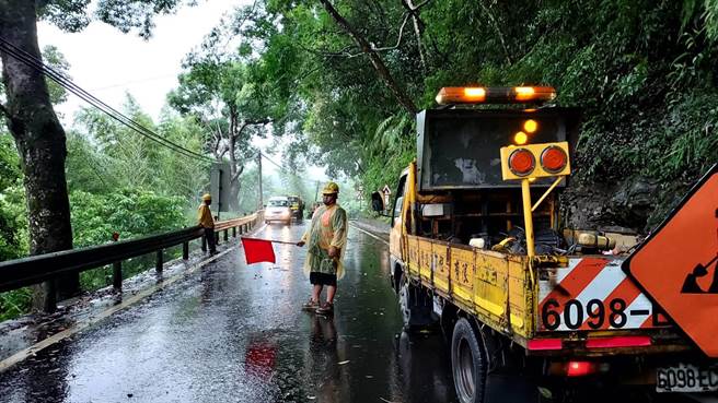 玛娃颱风外围环流影响，台7线发生6处坍方，经復兴工务段紧急抢修，都已恢復通车。（市府提供／蔡依珍桃园传真）