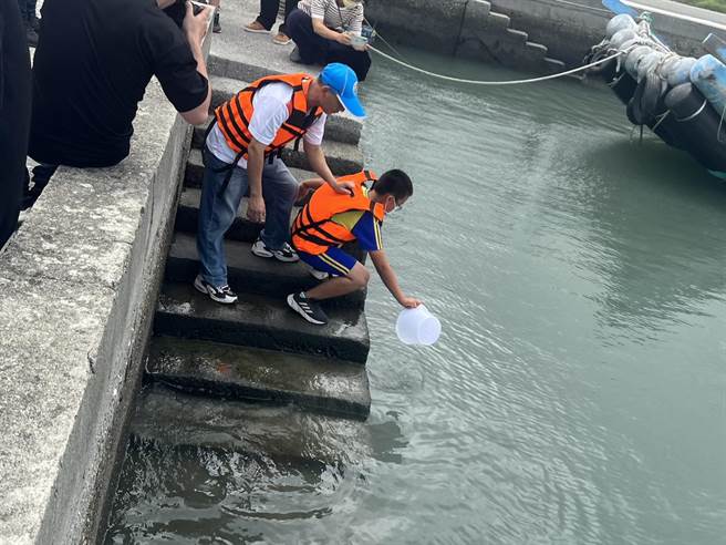 台塑企业今（1日）与三崙国小学童在麦寮港举行第16年鱼苗放流活动。（台塑企业提供）