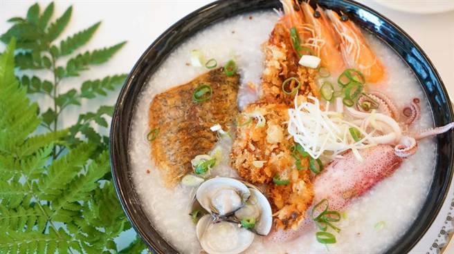 「喜欢」西餐厅最新研发出的5款豪华Brunch，其中「极品海鲜藜麦粥」料丰味美，营养满点。(北投大地酒店提供)