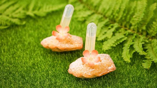 「冰心梅玛德莲」将台湾特色酸梅乾融入西式点心，再以俏皮滴管注入酸梅汤，颇富食趣。(北投大地酒店提供)