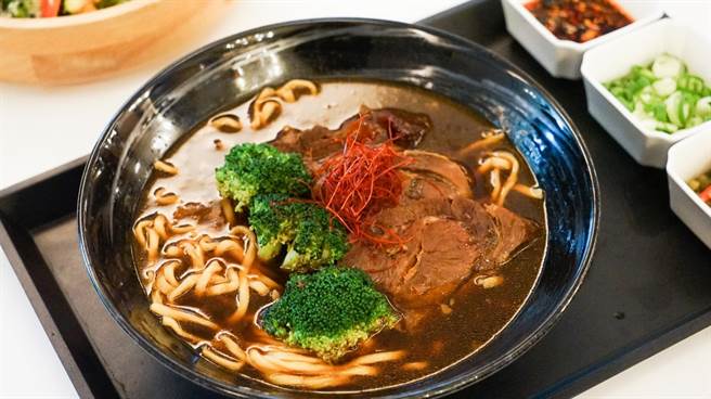 「喜欢」西餐厅新推出的早午餐可吃到台湾国民美食「大地红烧牛肉麵」。(北投大地酒店提供)