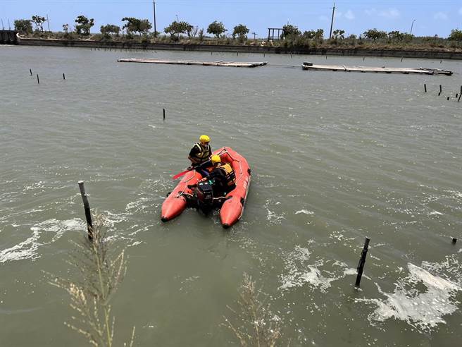 将军渔港至青山渔港的北航到今天中午传出民眾落水，台南市消防局据报后，出动学甲、将军、佳里、七股等分队搜救。（读者提供／张毓翎台南传真）
