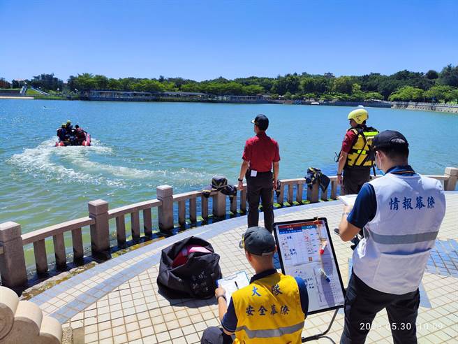 金门县消防局假莒光湖办理联合水域救援组合演练，演练过程逼真确实。(图／金门县消防局提供)