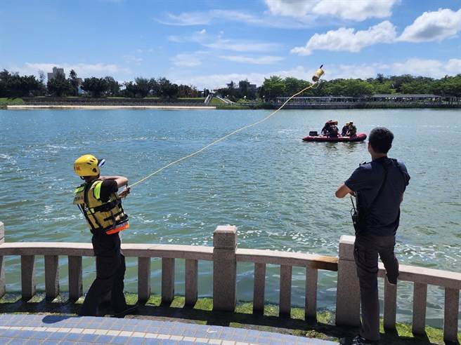 消防人员操作「抛绳袋」，先是使用抛绳袋对接近岸际的第1名溺者以「侧抛」方式进行救援。(图／金门县消防局提供)