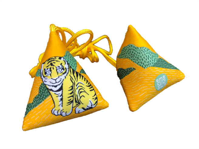 故宫北院香包DIY活动，以故宫藏品〈清马负图画虎图〉为素材，创造故宫限定版香包。（国立故宫博物院提供）