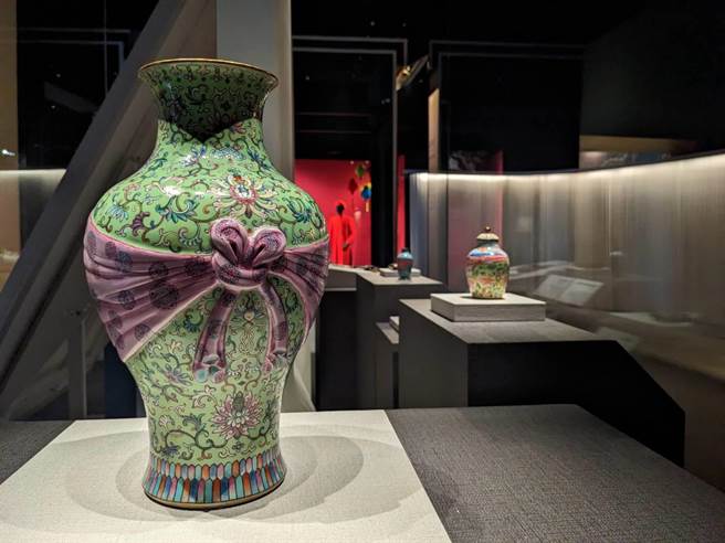 故宫南院展出〈清嘉庆粉彩番莲纹包袱式瓶〉，「包袱」与「包福」谐音，蕴含幸福寓意。（国立故宫博物院提供）