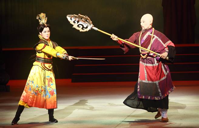 明华园总团重现40年代经典胡撇仔戏，重制推出作品《青蝉》。（张铠乙摄）