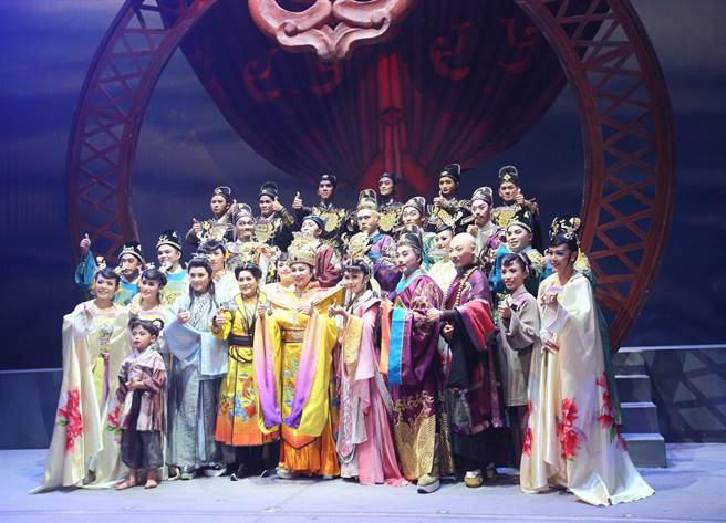 明华园总团重现40年代经典胡撇仔戏，重制推出作品《青蝉》，当家小生孙翠凤表示，这部作品是剧组人员的再创造，以全新的眼光将旧时代的经典戏搬上舞台。（张铠乙摄）