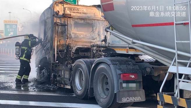 国道1号鼎金系统交流道今天傍晚发生一起槽罐车火烧车事故，由于当时正处下班尖峰期，有民眾听见爆炸声拍下惊险画面，警消获报赶到现场抢救。(高雄市消防局提供／林雅惠传真)