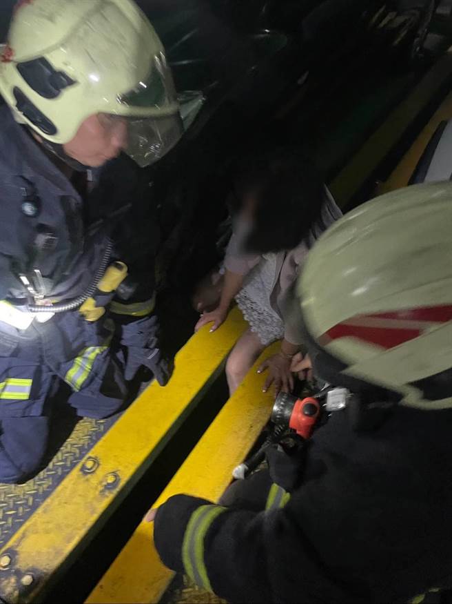 新北62岁陈姓妇人疑似酒醉，驾车载返家时，不小心一脚卡进机械停车格的缝隙。（黄敬文翻摄）