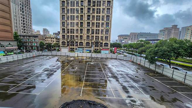 昌益新建案将开挖地下5层，附近社区居民民担心有安全疑虑，昌益明天召开施工说明会。 （罗浚滨摄）