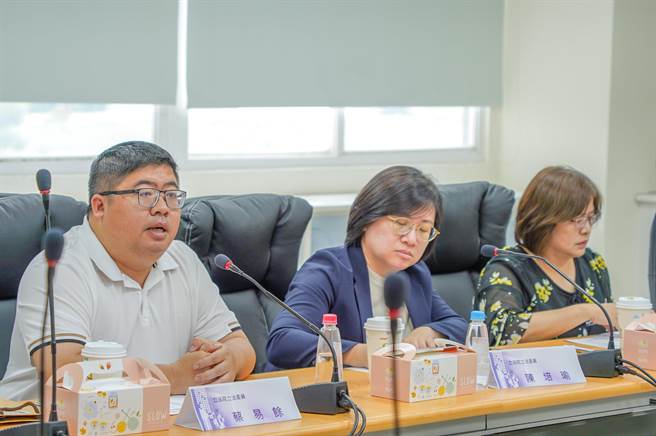 立委蔡易余（左一）今邀立法院教育及文化委员会至亚洲无人机AI创新应用研发中心，听取嘉义科学园区实验中学筹备事宜。（蔡易余办公室提供／吕妍庭嘉义传真）