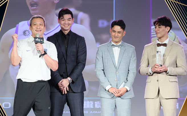 高雄全家海神胡珑贸（左2）、新北中信特攻林韦翰（右2）领取T1联盟年度防守第一队奖项，两人松山高中的恩师黄万隆（左1）惊喜现身颁奖。新北中信特攻魏嘉豪（右1）代表队友林秉圣领奖。（T1联盟提供）